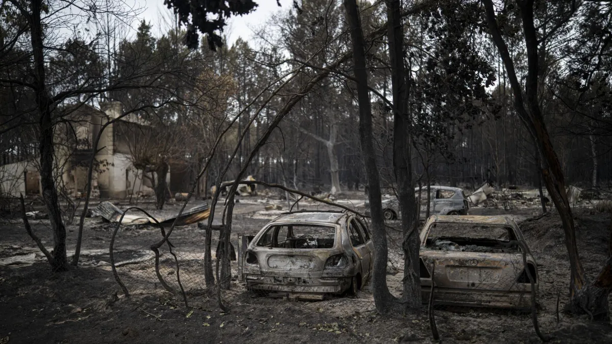 Iadul din Franța în imagini. Incendiul a generat o furtună cu fulgere care poate porni noi focuri - GALERIE FOTO