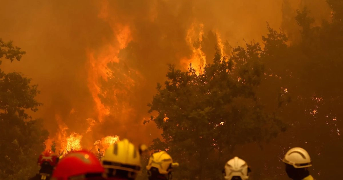 Spania se confruntă cu cel mai devastator incendiu de vegetație din ultimele decenii: peste 50.000 de hectare au fost mistuite, iar 120.000 de oameni au fost evacuați - VIDEO
