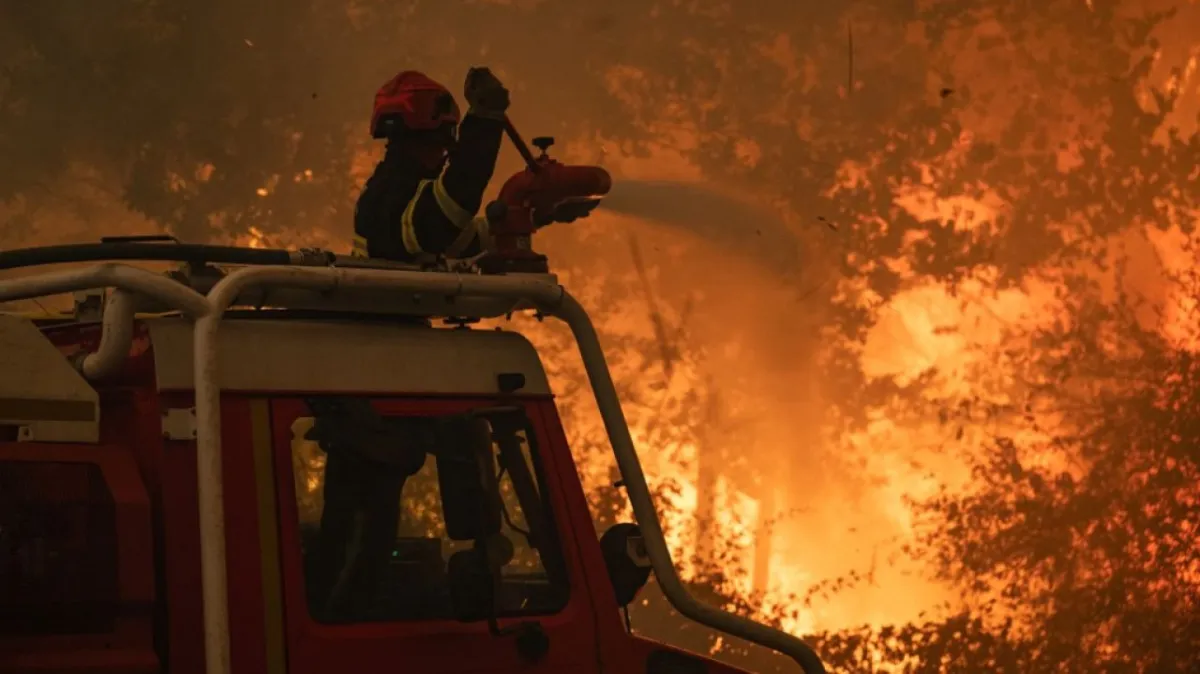 Incendiile fac ravagii și în Franța: pompierii luptă contracronometru pentru a opri flăcările înainte să ajungă la porțile orașului Bordeaux - VIDEO