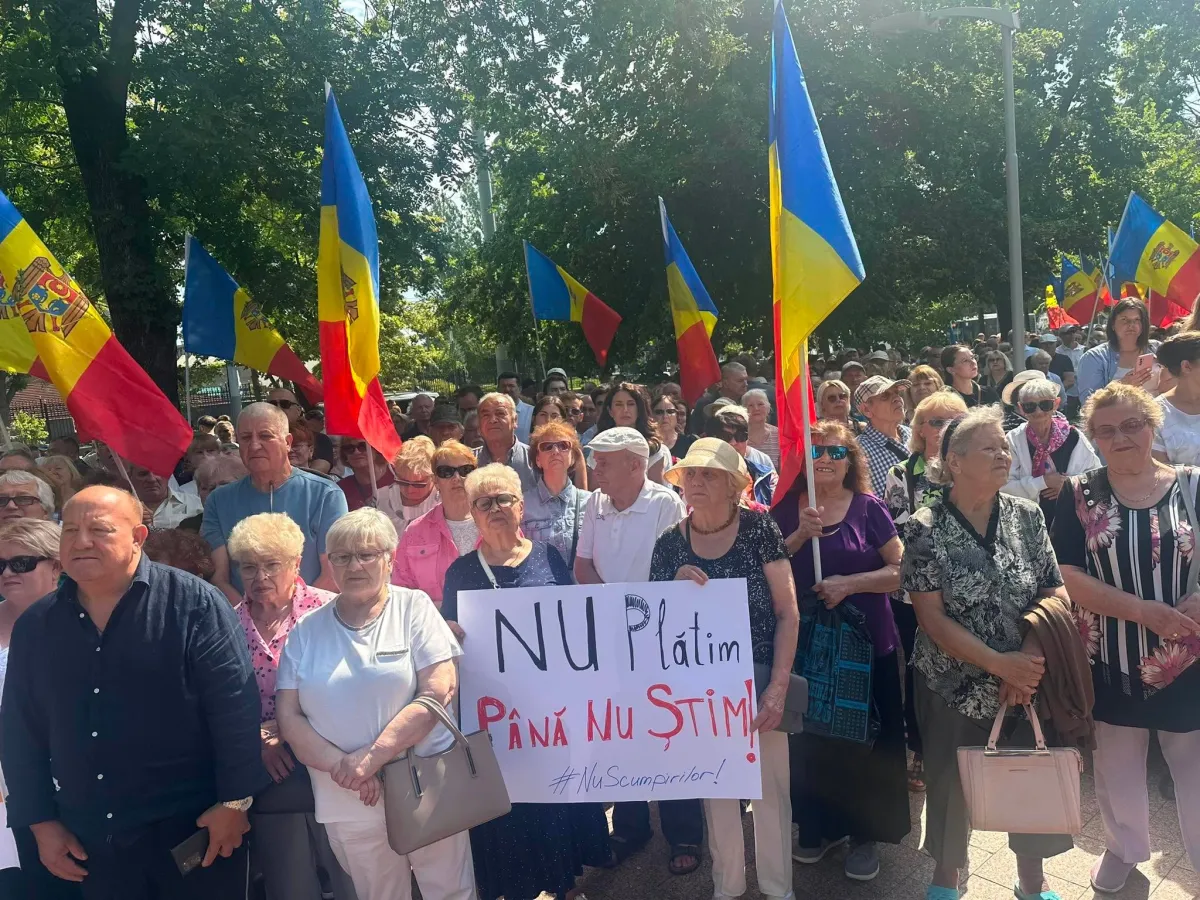 Protest în fața parlamentului împotriva majorării tarifelor la gaz. Opoziția împreună cu alți manifestanți cer anularea scumpirii și demisia guvernării - VIDEO