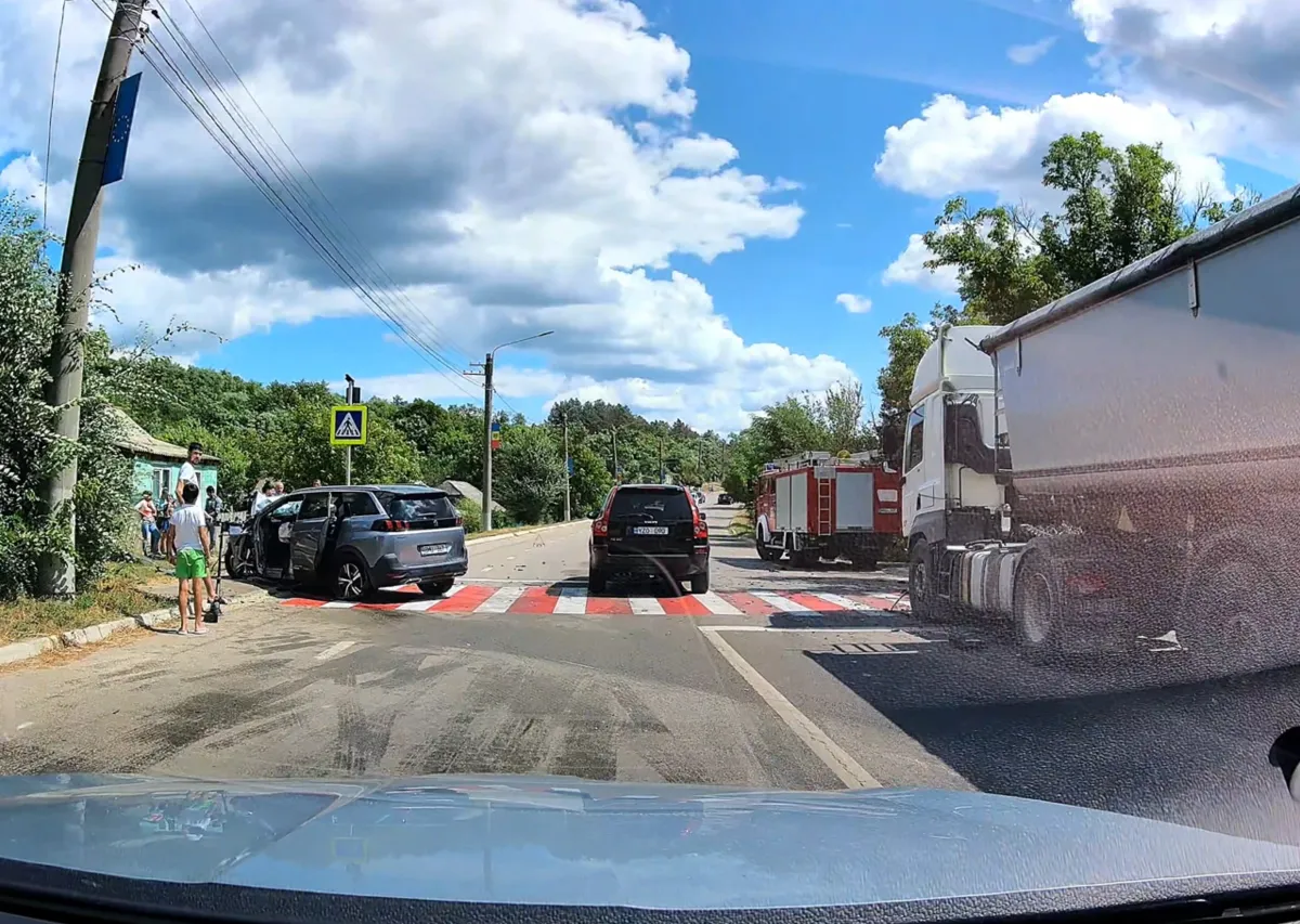 Impact frontal pe traseul Chișinău–Sculeni: O șoferiță a ajuns la spital după ce a intrat cu mașina pe contrasens și s-a lovit cu un camion - VIDEO