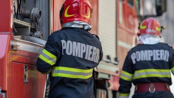 Incident grav la Ceadîr-Lunga: o tânără a căzut de la etajul patru al unui bloc de locuit și a rămas blocată pe acoperișul unei anexe. Pompierii au intervenit