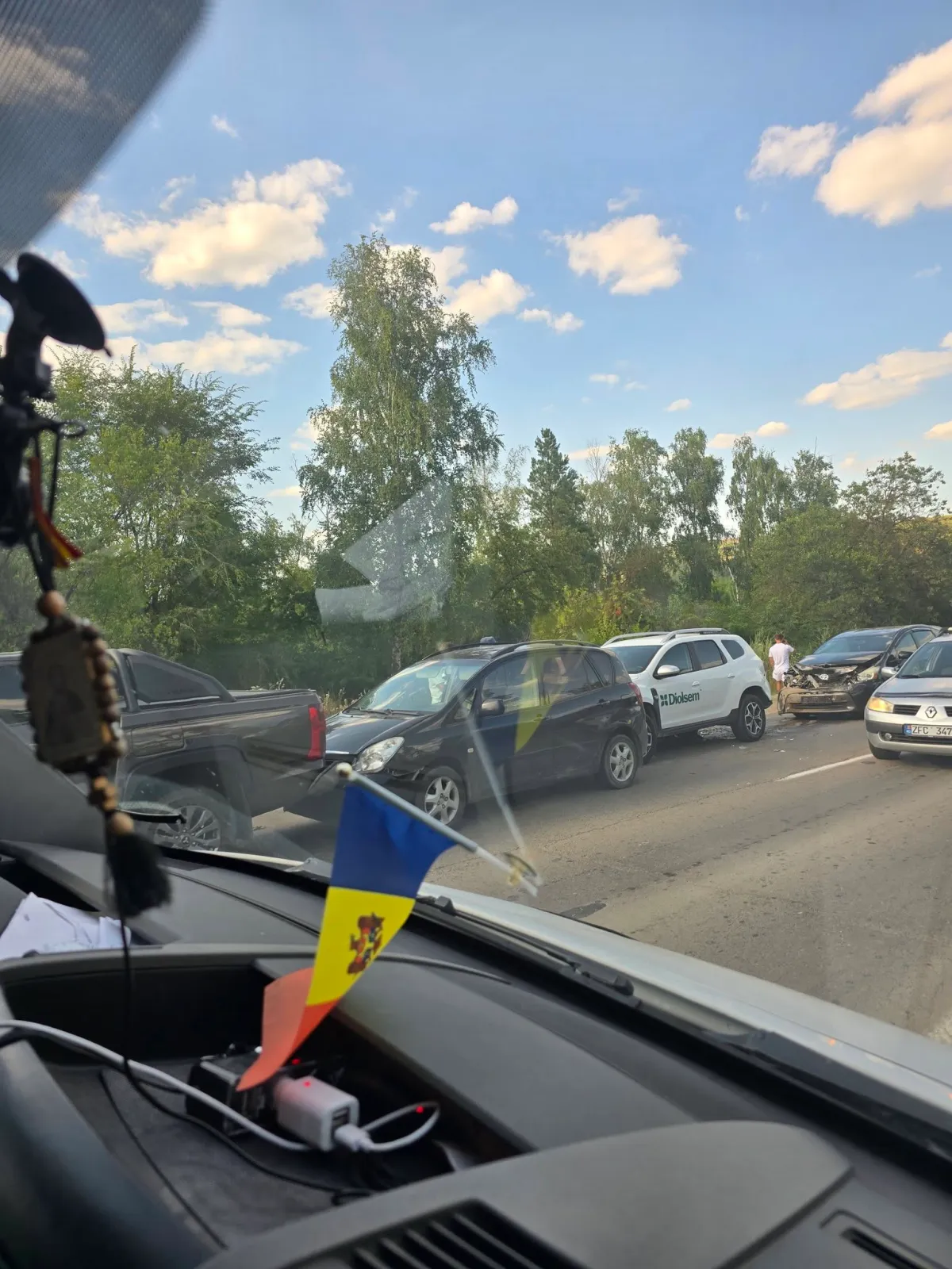 Accident în lanț pe una dintre cele mai circulate artere din Chișinău: Patru automobile au fost implicate în coliziune, iar traficul este blocat în zonă - FOTO