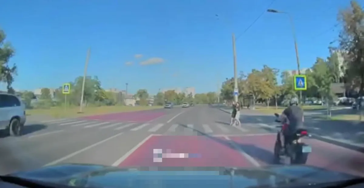 Un motociclist a ignorat prioritatea pietonilor pe o stradă din Chișinău. Momentul în care două persoane sunt cât pe ce să fie lovite - VIDEO