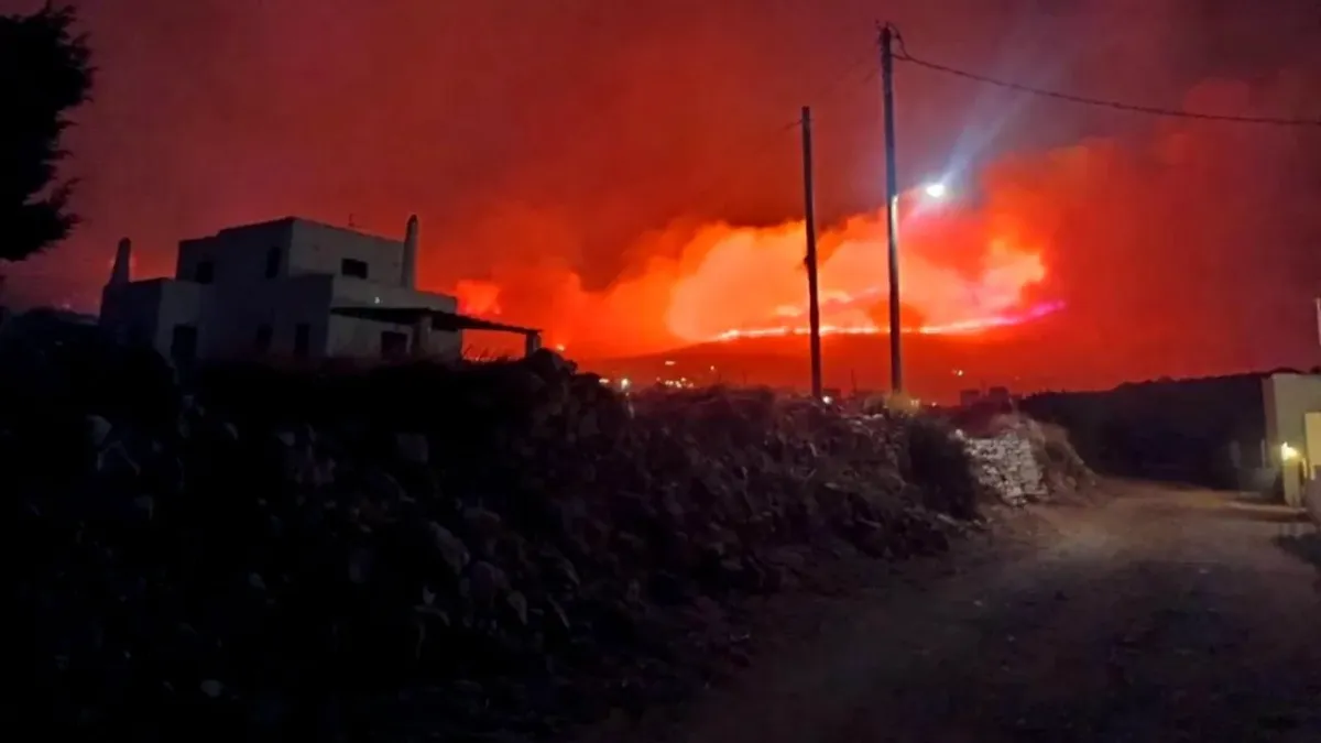 Incendiile fac ravagii în Grecia: mii de oameni au fost evacuați din Creta și Paros, iar vântul puternic împiedică intervenția avioanelor de stingere - VIDEO