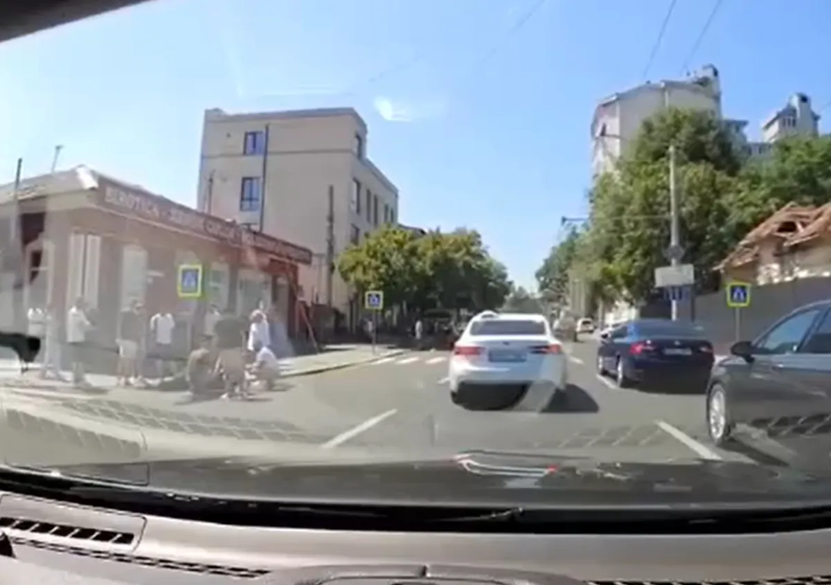 O persoană a fost lovită de o mașină pe strada Vasile Alecsandri din Chișinău. Imagini surprinse de martori - VIDEO