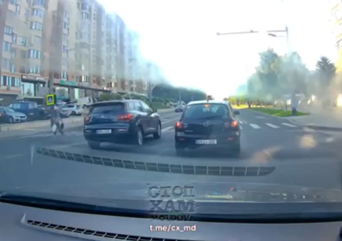 Trei pietoni, la un pas de a fi spulberați pe o trecere de pietoni din Chișinău. Un șofer a trecut în viteză printre mașinile care opriseră pentru a le acorda prioritate - VIDEO