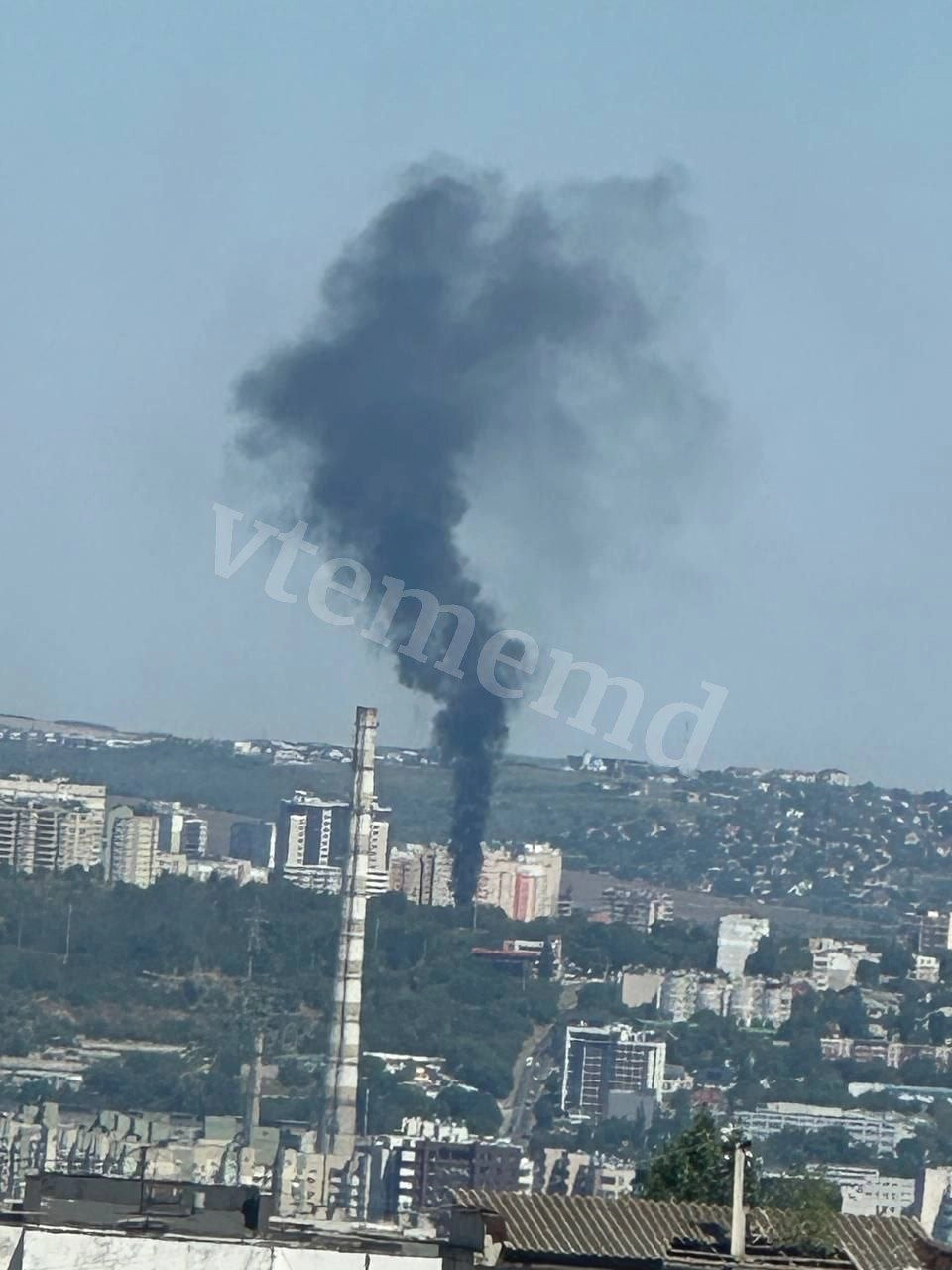 Incendiu de vegetație în Chișinău. Pompierii au intervenit de urgență pe strada Vadul lui Vodă pentru a opri extinderea flăcărilor - FOTO/VIDEO