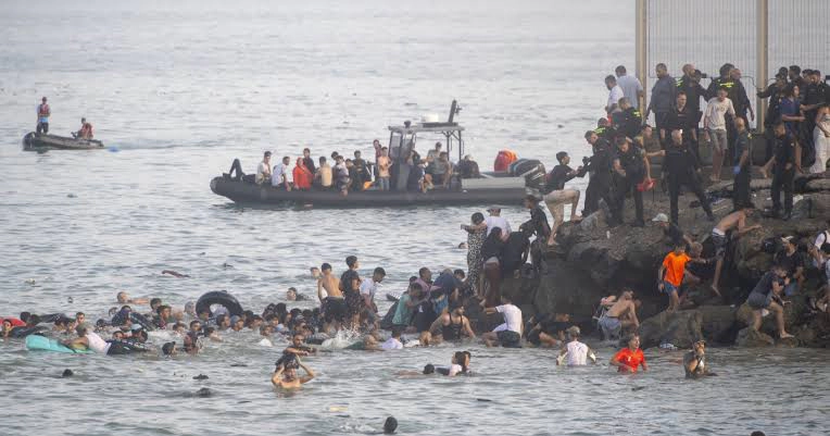 Spania ridică o barieră de 500 de metri la frontiera cu Maroc, după ce zeci de mii de migranți au trecut ilegal granița, iar bilanțul victimelor se apropie de 100 de morți - VIDEO