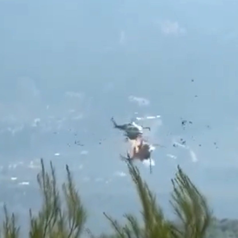 Două elicoptere de stingere a incendiilor s-au ciocnit în aer, în Grecia. Imagini cu momentul accidentului - VIDEO