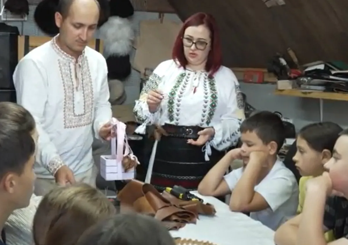 Într-un sat din Sîngerei, doi meșteri populari îi învață pe copii să coasă opinci și să redescopere tradițiile: „Ca să faci un lucru frumos trebuie răbdare” - VIDEO