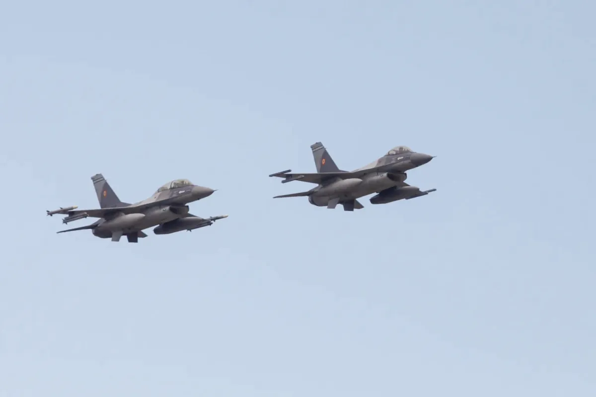 Alertă aeriană la graniță, au fost ridicate două F-16. Drona a fost doborâtă de ucraineni, resturi au picat și pe un câmp din România