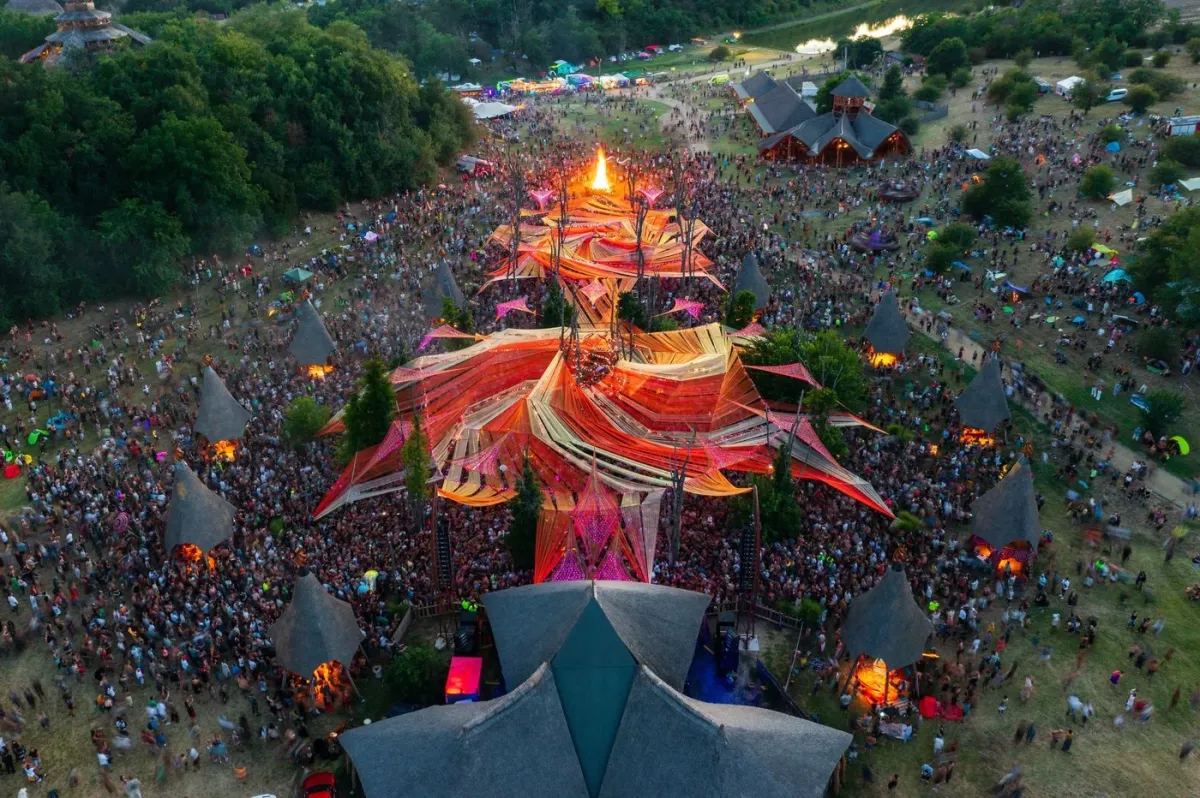 Un renumit festival de trance psihedelic din Ungaria, oprit după ce doi oameni au murit
