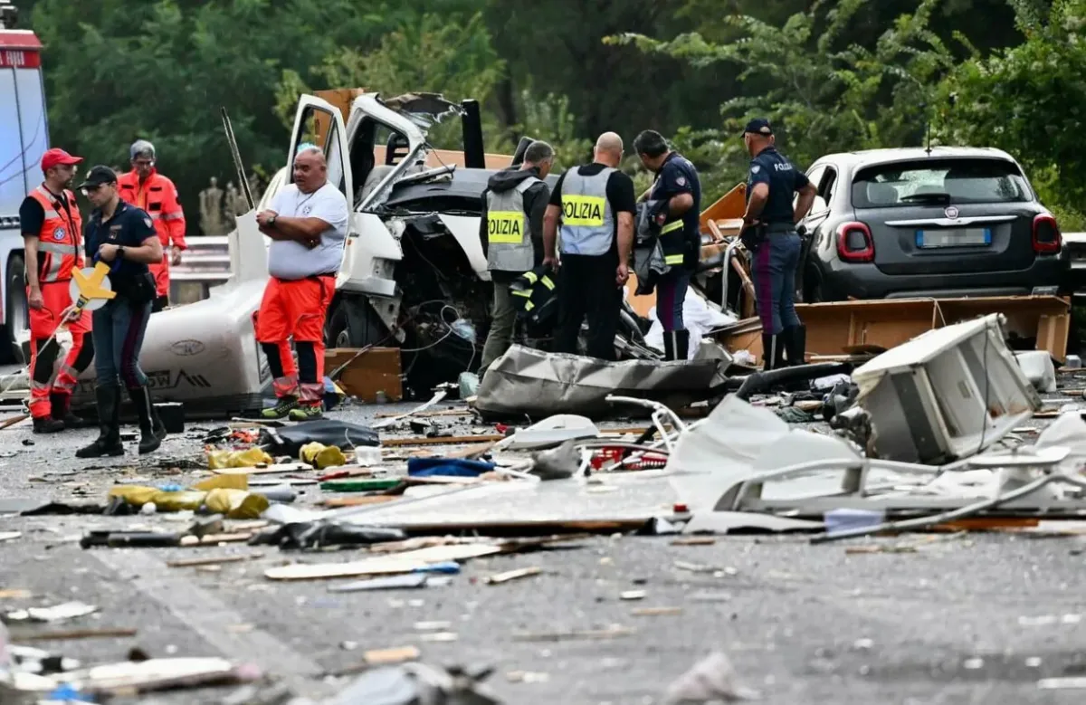 Accident devastator în Italia: 6 morți și 27 de răniți, după ce un autocar, trei mașini și o autorulotă s-au ciocnit puternic - FOTO
