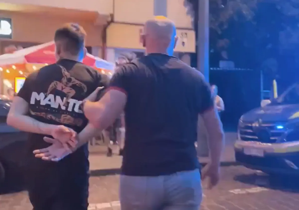 Un moldovean de 17 ani a făcut haos în centrul unui oraș din Polonia. Băut și fără permis, a lovit șase mașini și a intrat cu automobilul pe terasa unei cafenele - VIDEO
