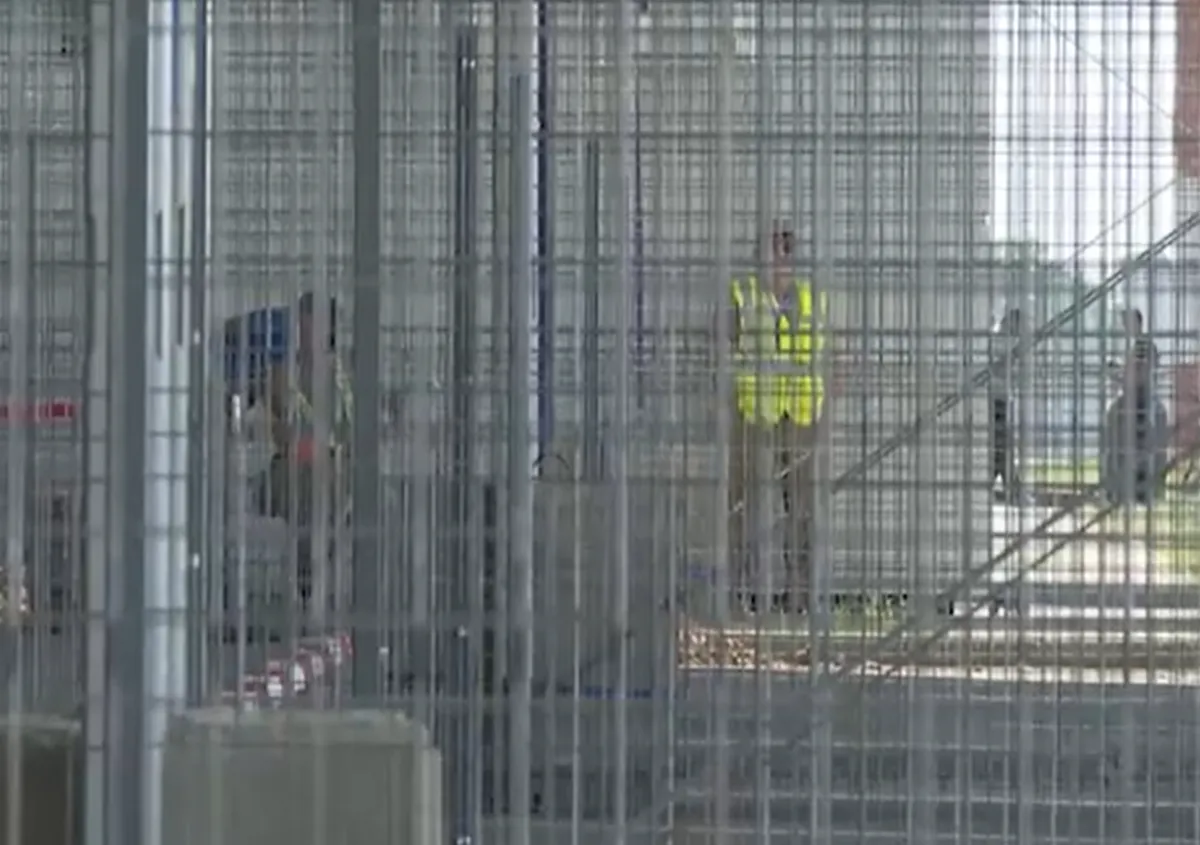 Soluție pentru cozile din aeroport: pasagerii vor aștepta îmbarcarea într-o zonă temporară special amenajată până la extinderea terminalului. Când va fi deschisă - VIDEO
