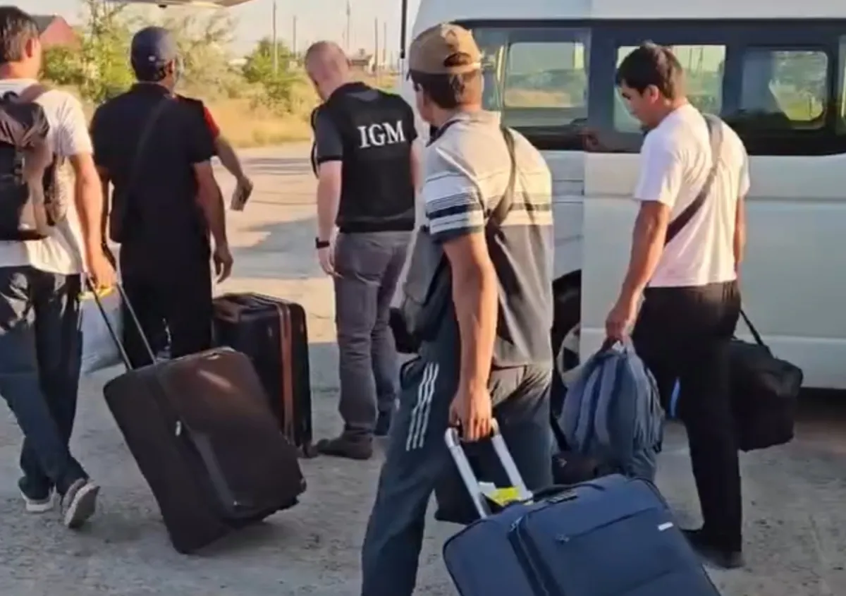 Cinci cetățeni ai Uzbekistanului, plasați în custodie publică după ce au muncit ilegal în Comrat. Aceștia urmează să fie îndepărtați din Republica Moldova - VIDEO