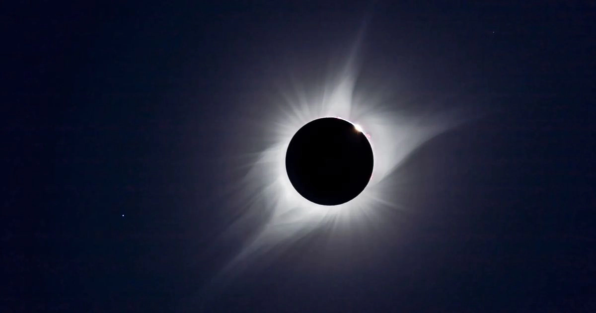 Un spectacol cosmic rar se apropie. Pe 12 august, ziua se va transforma în noapte în mai multe țări din Europa, odată cu o eclipsă totală de Soare - VIDEO