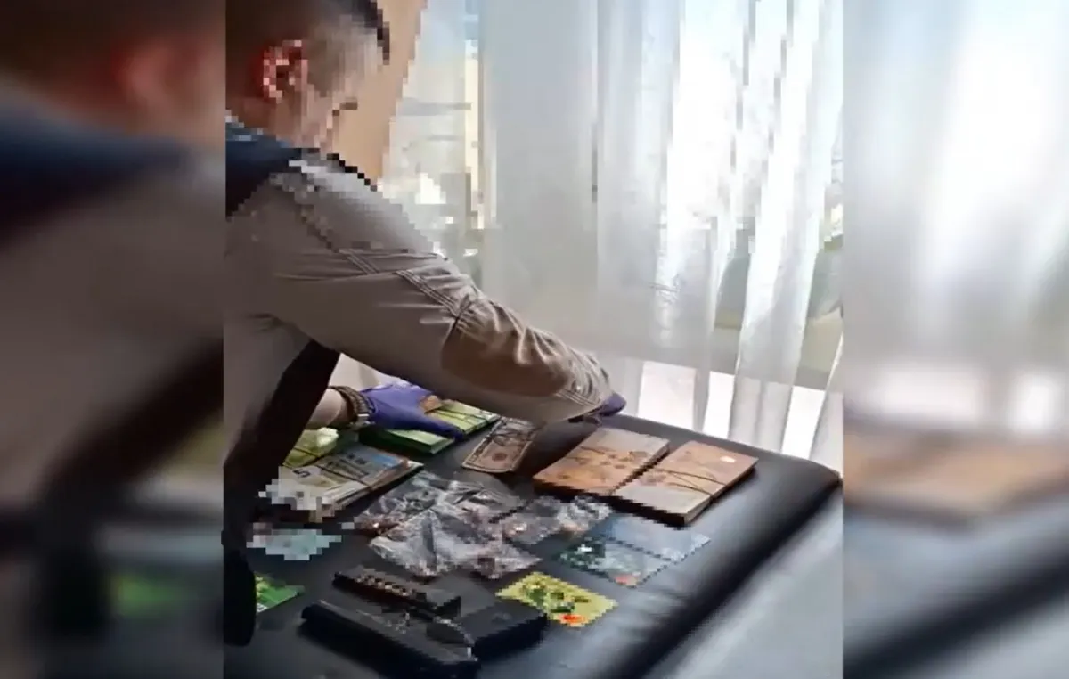 I-au promis profituri mari din investiții online, dar a rămas fără bani. O femeie de 69 de ani a pierdut peste 277.000 de lei într-o schemă de escrocherie. Suspectul a fost percheziționat - VIDEO
