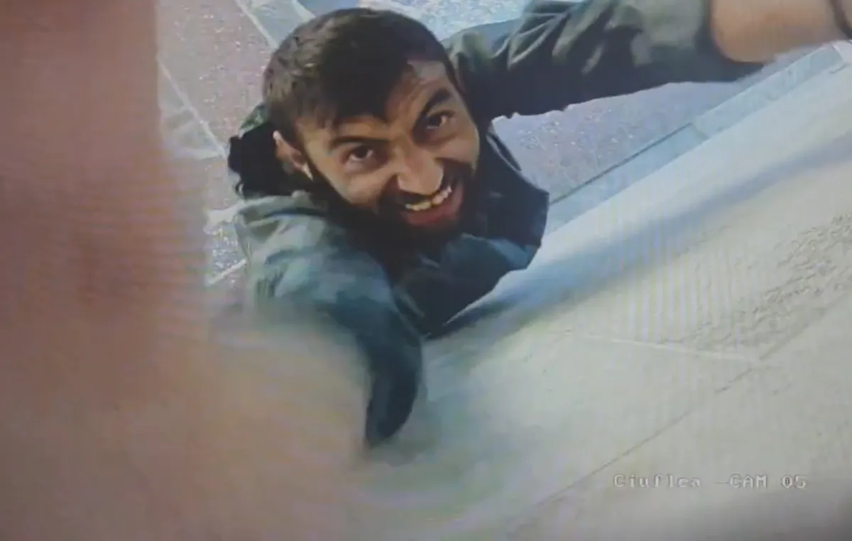 Vandalism în pasajul subteran de pe strada Ciuflea din Chișinău. Persoanele suspectate că au deteriorat bunurile publice au fost surprinse de camerele de supraveghere. Cazul a ajuns la poliție - VIDEO