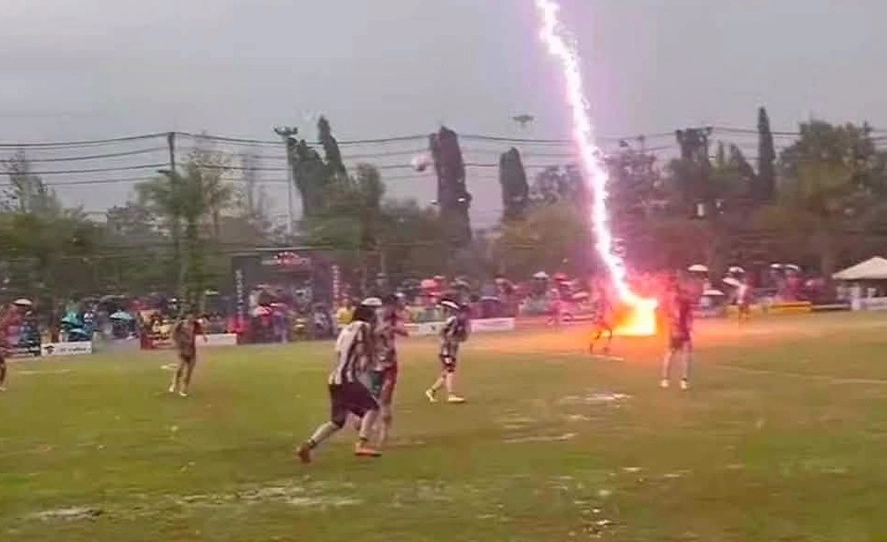 Tragedie pe terenul de fotbal. Un jucător a murit lovit de fulger chiar în timpul meciului - VIDEO