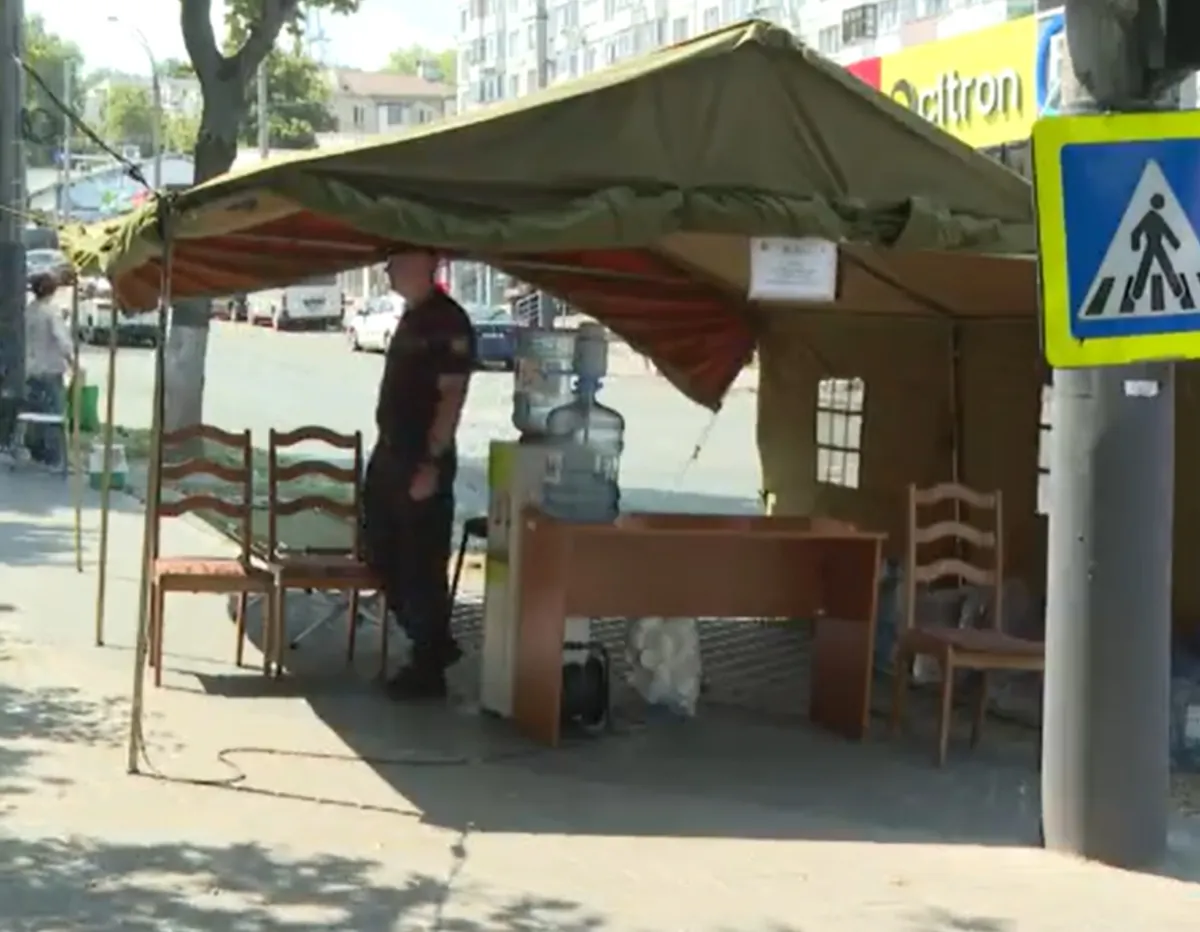 Moldova fierbe sub cod portocaliu de caniculă. Autoritățile instalează zeci de puncte de răcorire, iar oamenii caută soluții pentru a face față arșiței - VIDEO