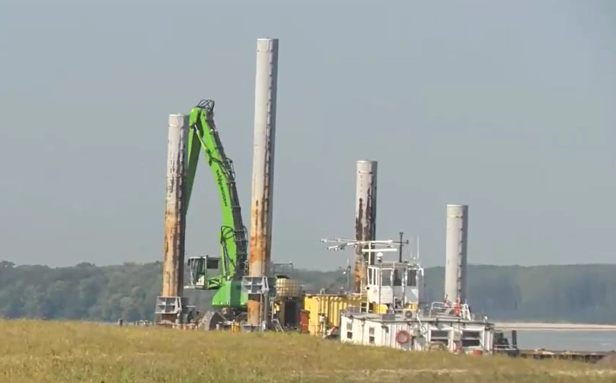 Au fost reluate operațiunile pentru scufundarea celor patru barje în Dunăre, pentru a crește debitul la centrala de la Cernavodă