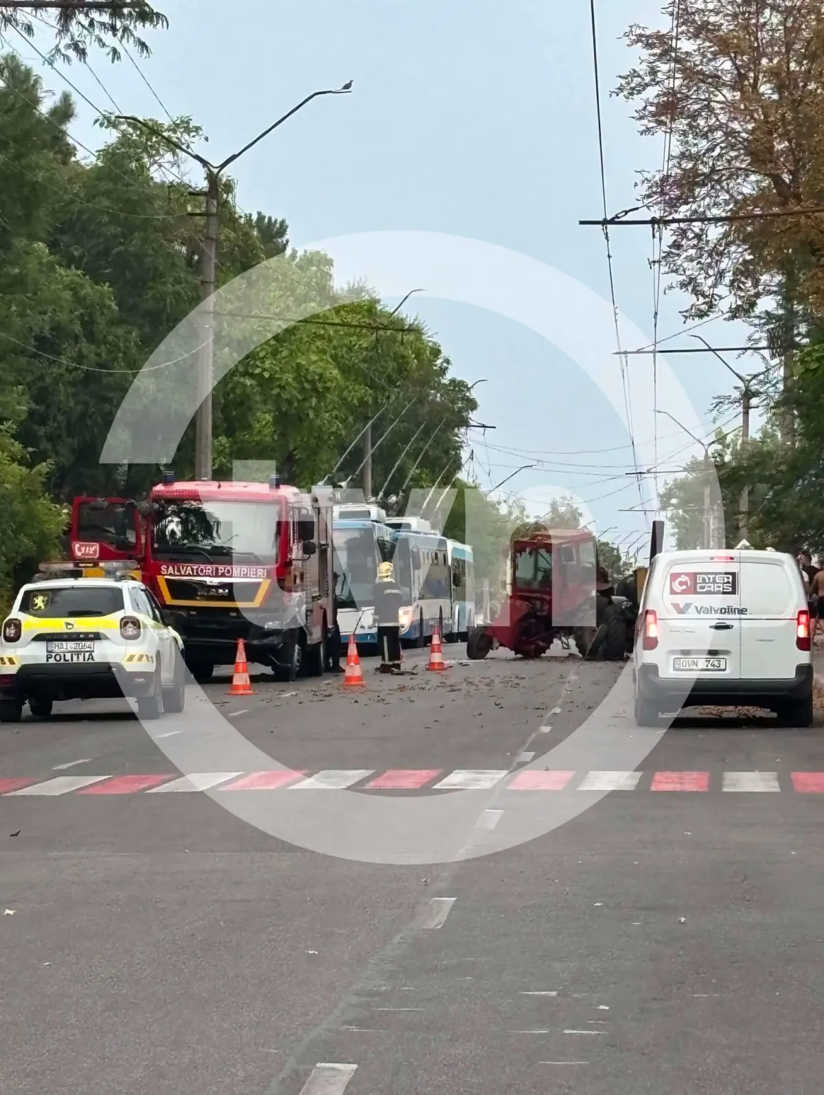 Accident la Bălți: un tractor și o autospecială de pompieri s-au ciocnit. În zonă s-au format ambuteiaje - FOTO