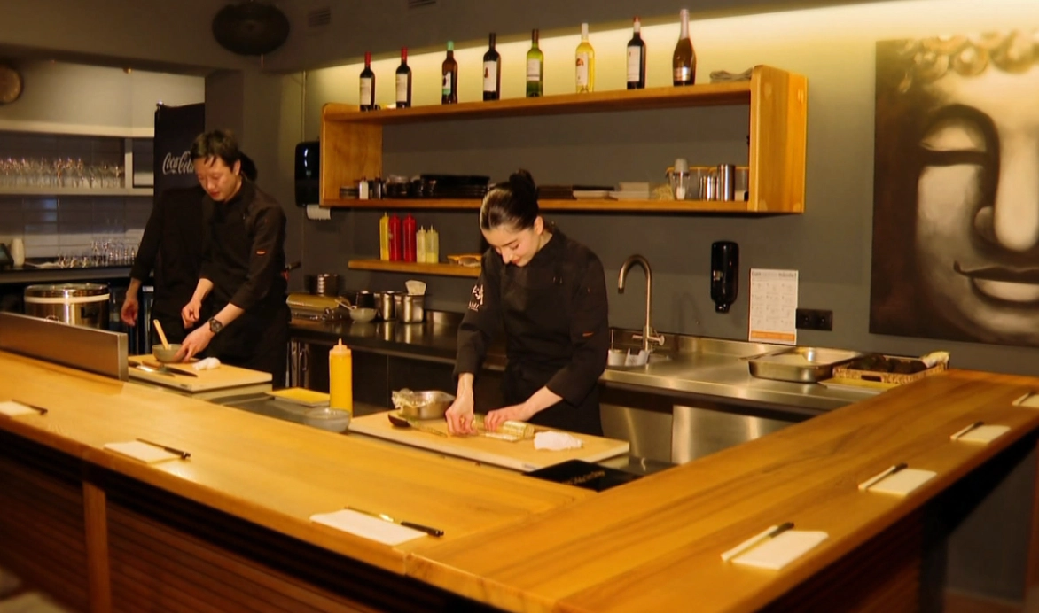 O moldoveancă și un chinez au deschis un restaurant inspirat din bucătăria asiatică: „A trecut dragostea prin stomac" - VIDEO
