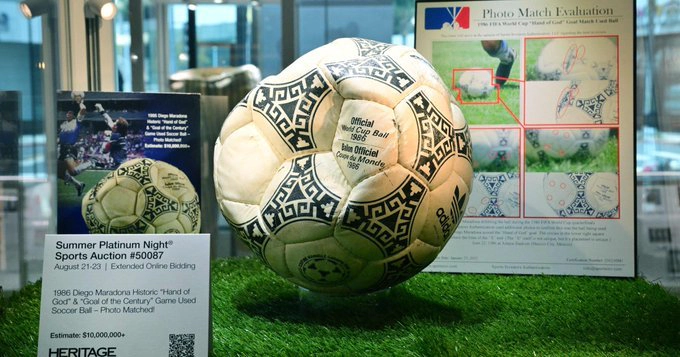 Mingea cu care Maradona a marcat celebrul gol „Mâna lui Dumnezeu” va fi licitată în SUA - VIDEO