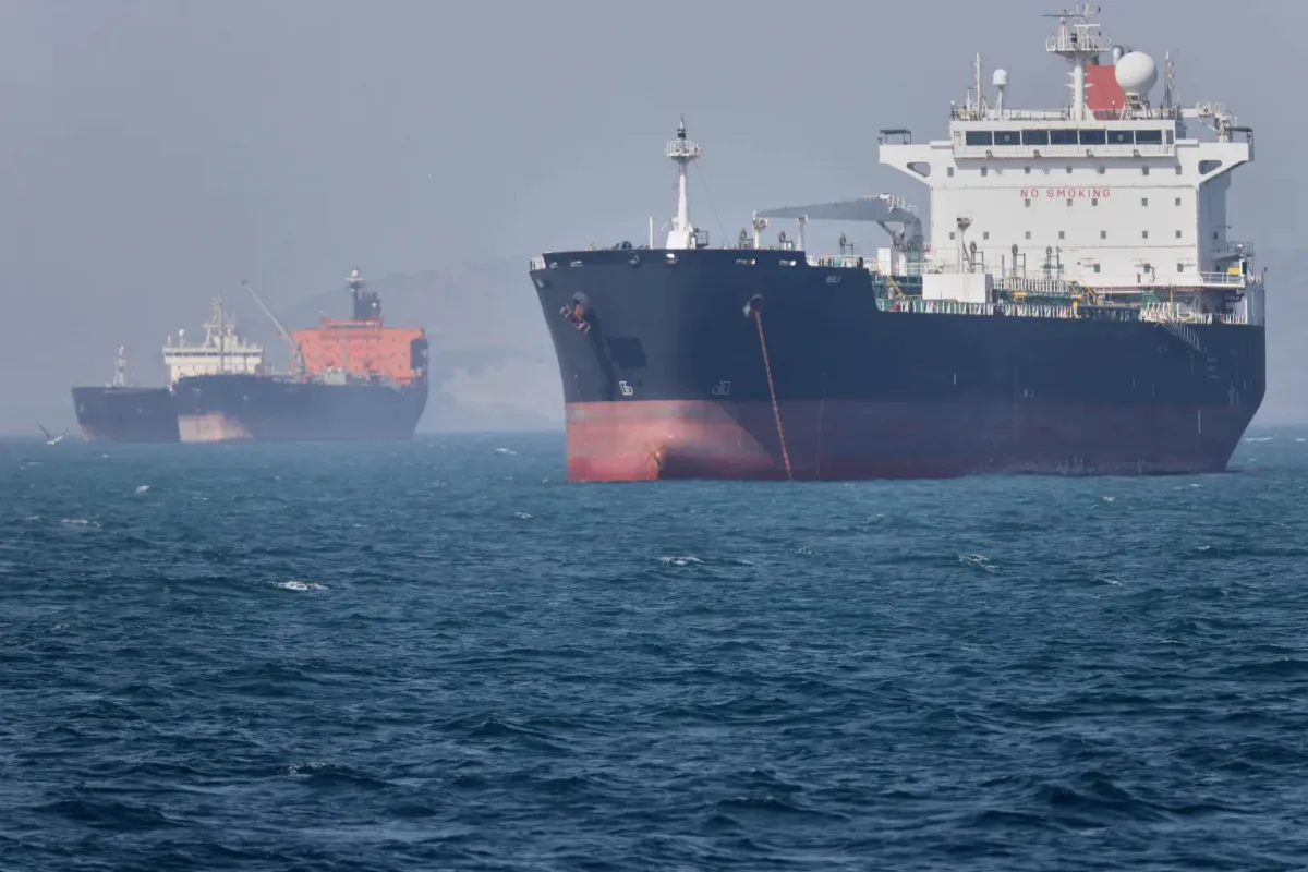 Iranul, aproape de un acord cu Omanul privind Strâmtoarea Ormuz, dar navigația rămâne blocată