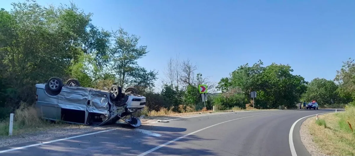 Un șofer s-a răsturnat cu mașina după ce s-a lovit cu un alt automobil, la Anenii Noi. Imagini surprinse de martori - FOTO/VIDEO