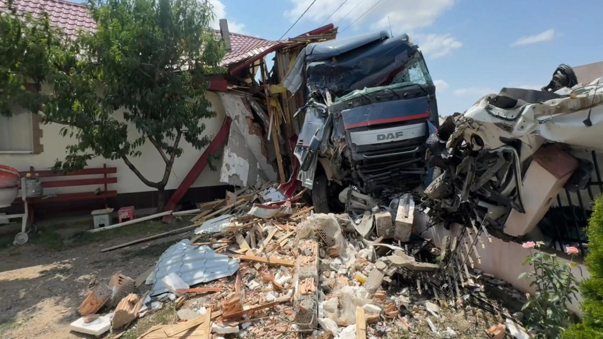 Grav accident la Vaslui. Un TIR înmatriculat în Republica Moldova a intrat în două gospodării. Șoferul a rămas încarcerat - FOTO/VIDEO