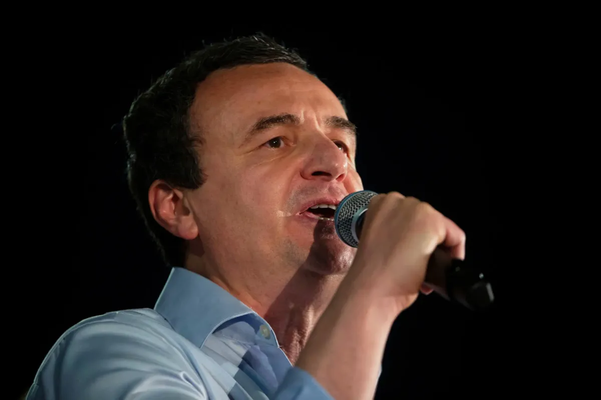 Scene tensionate în Parlamentul din Kosovo. Premierul interimar a fost atacat cu ouă de o parlamentară din opoziție - VIDEO
