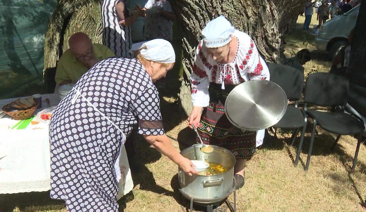 Sipoteni a sărbătorit gustul tradiției la Festivalul Zemei: gospodinele s-au întrecut în cele mai bune rețete: „Tăițeii sunt de casă, găina e de casă, borșul acru e de al nostru, are și leuștean" - VIDEO