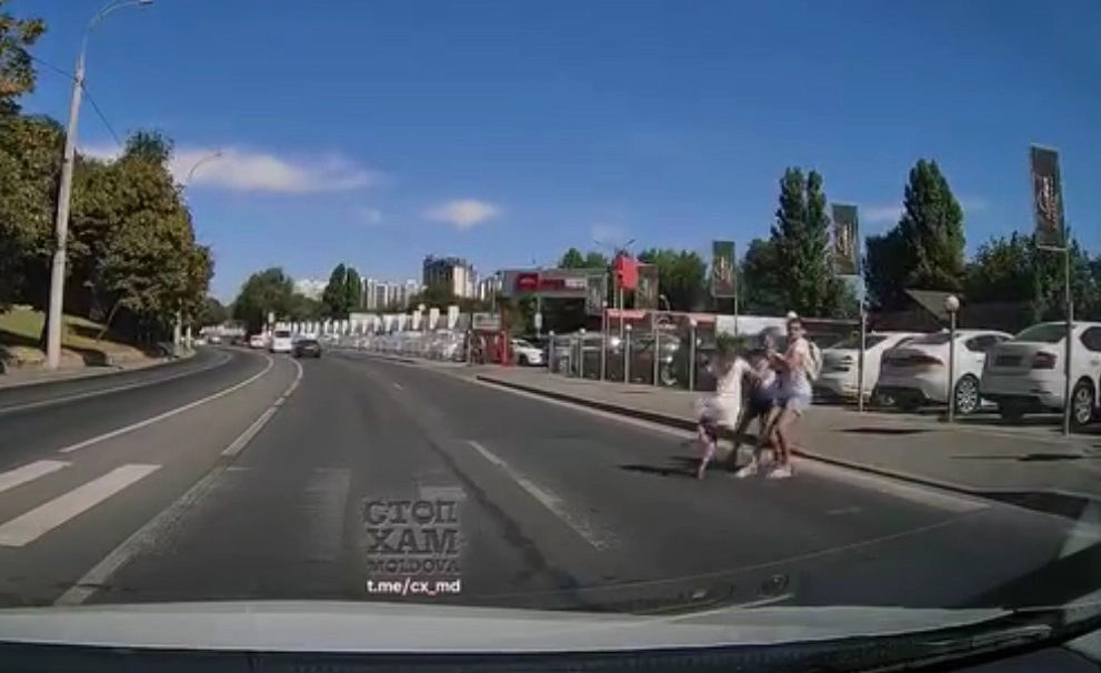 O mamă și doi copii, la un pas de a fi loviți pe o trecere de pietoni din Chișinău: i-a tras în ultima clipă înapoi - VIDEO