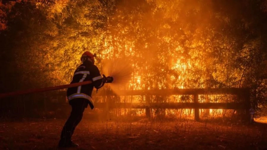 Europa, sub asediul incendiilor și al caniculei: sute de oameni evacuați în Spania și Grecia, iar temperaturile de peste 40 de grade cresc riscul unor noi focare - VIDEO