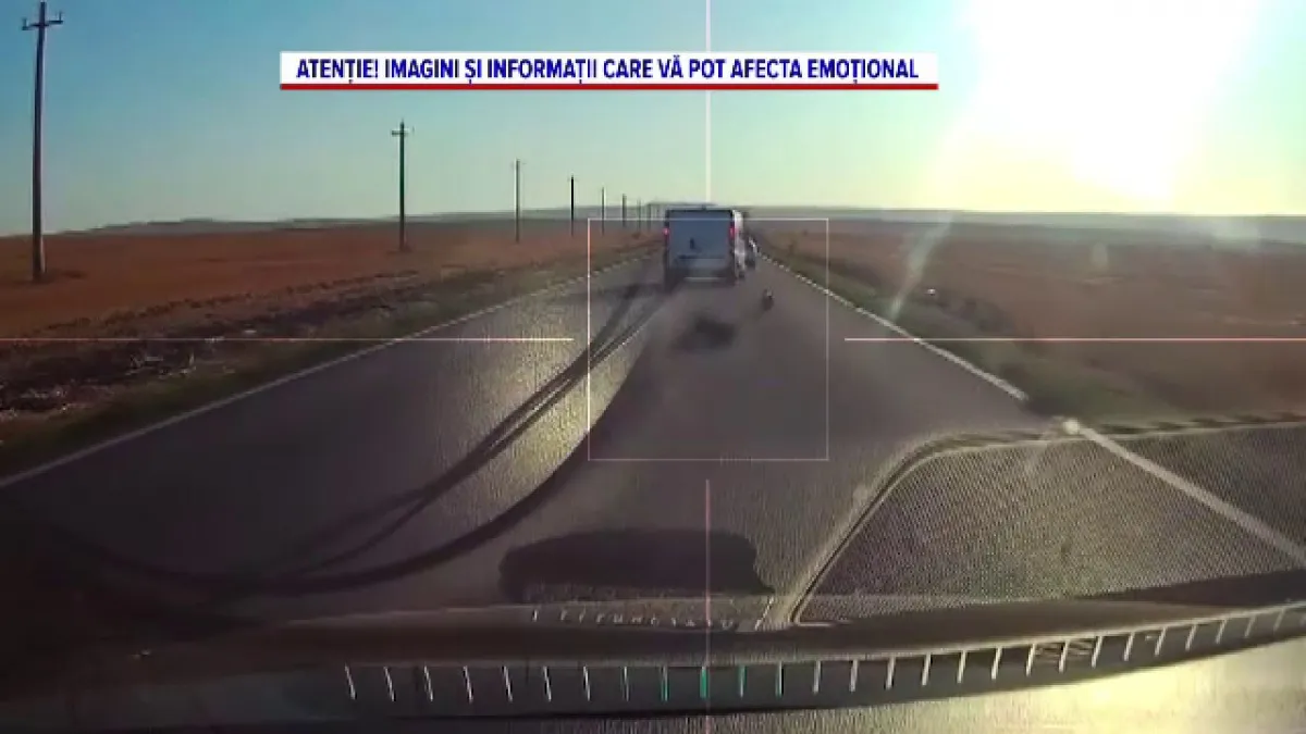 Imagini șocante în România: Un copil de aproximativ șase ani a căzut dintr-un microbuz în mers. Un TIR a fost la un pas să îl lovească apoi - VIDEO