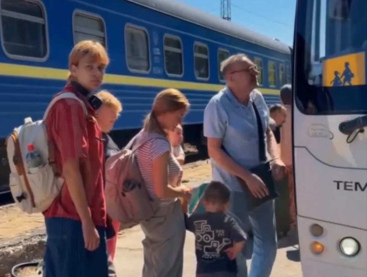 Curse gratuite cu autocarul între gara Revaca și Aeroportul Internațional „Eugen Doga”: proiect-pilot lansat pentru pasagerii care ajung cu trenul la Chișinău - VIDEO