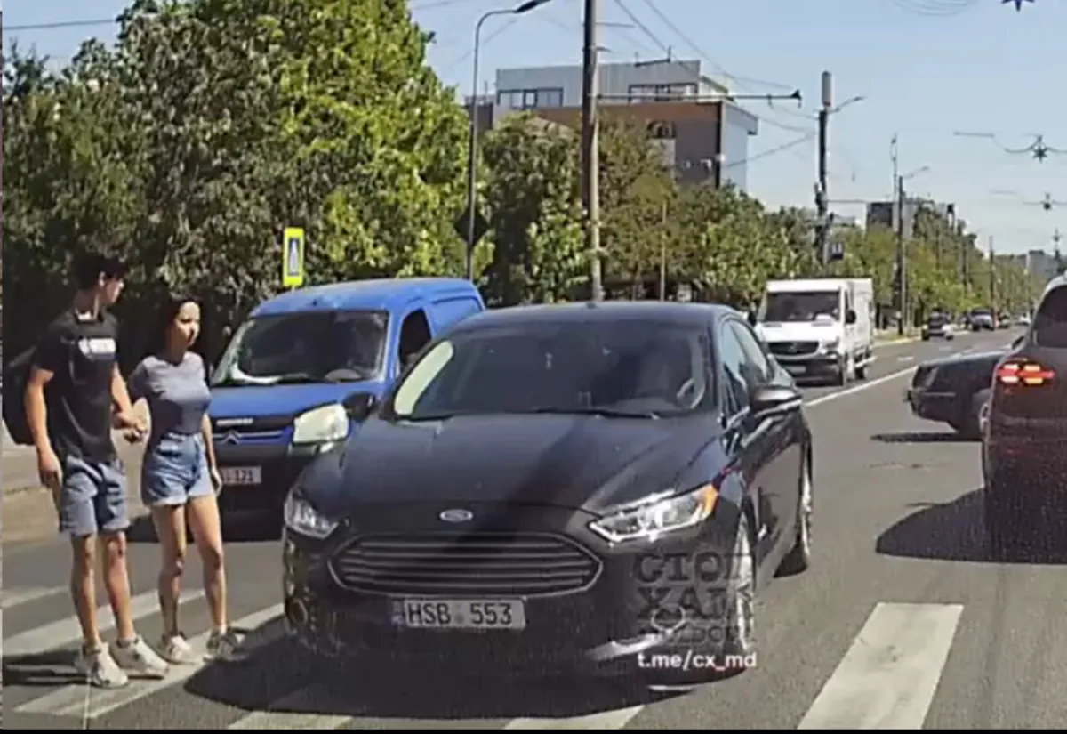 Un cuplu, la un pas de a fi lovit pe o trecere de pietoni din Chișinău: băiatul și-a tras în ultima clipă partenera înapoi – VIDEO