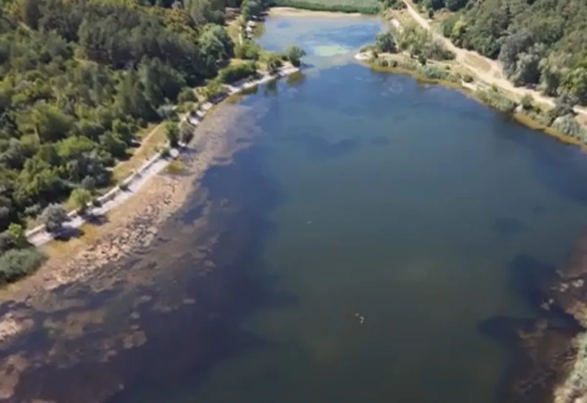 Lacul de lângă Muzeul Satului din Chișinău seacă văzând cu ochii: nămol, deșeuri și vegetație au rămas în locul apei, iar autoritățile pasează responsabilitatea - VIDEO