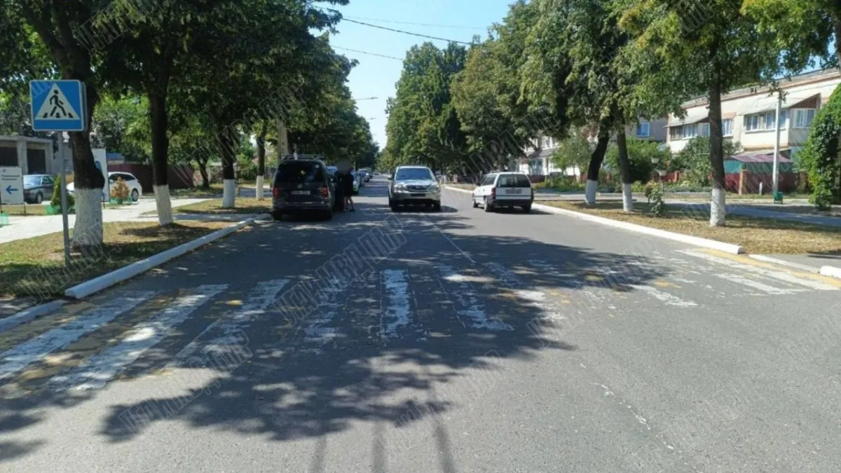 O fetiță de 8 ani, grav rănită după ce a fost lovită de un automobil în timp ce traversa strada neregulamentar, la Camenca. Ce spune șoferul - FOTO