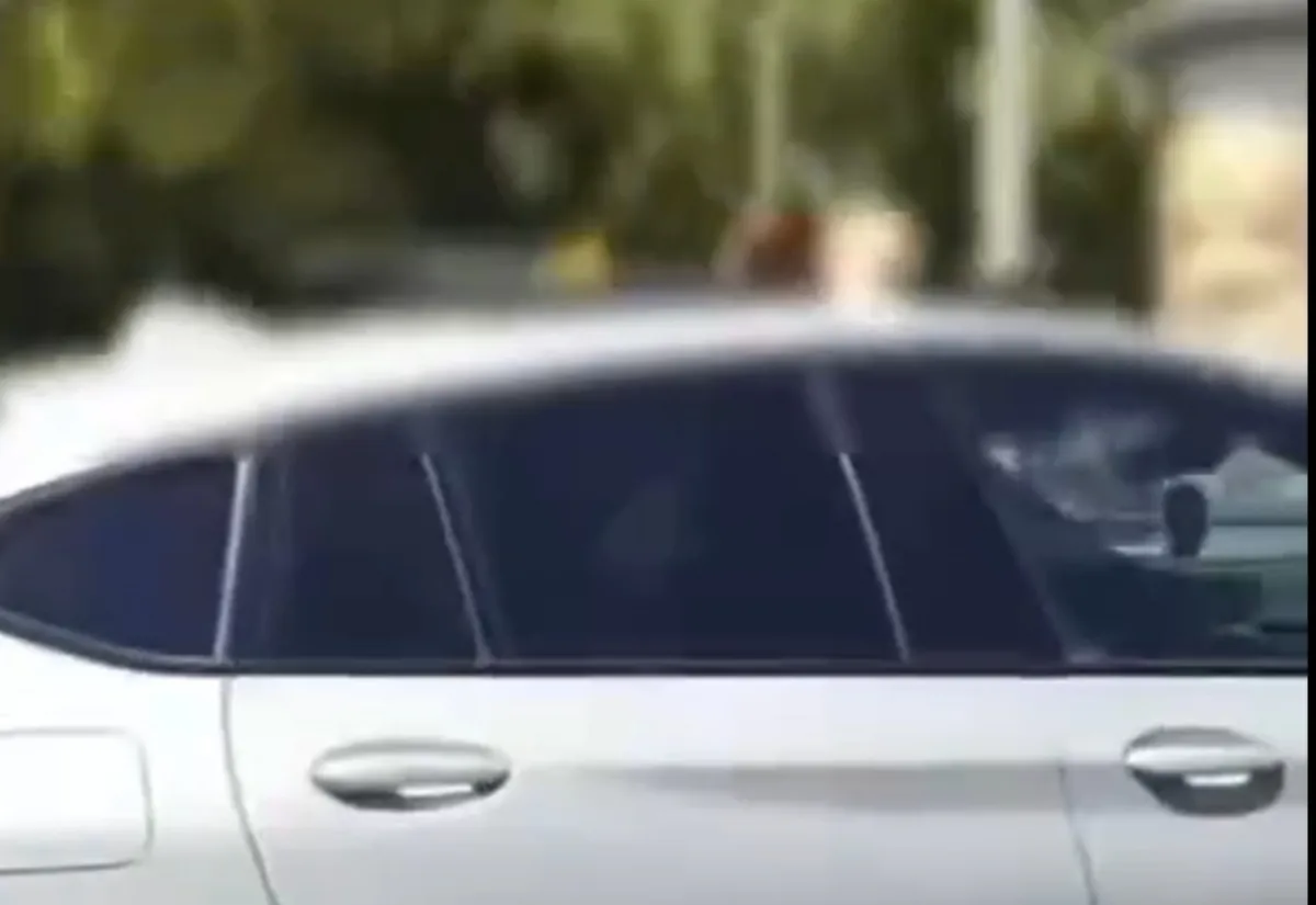 Doi copii, surprinși ieșind prin trapa unui automobil aflat în mers pe bulevardul Mircea cel Bătrân din Chișinău. Șoferul a fost identificat și sancționat - VIDEO