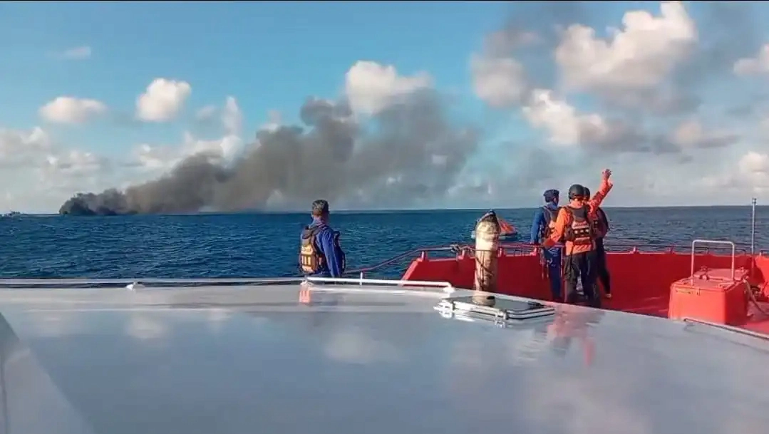Incendiu puternic la bordul unui feribot ce a plecat din Bali. Peste 200 de pasageri au fost evacuați - VIDEO