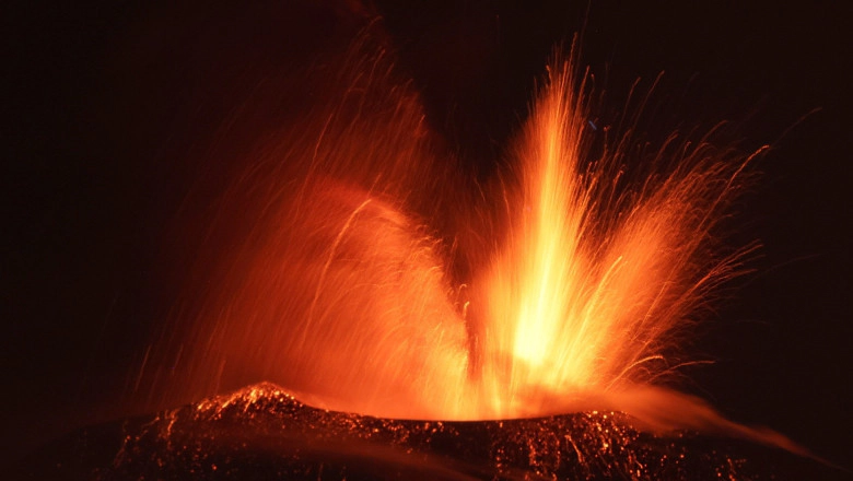 Haos pe aeroporturile din Sicilia după erupția vulcanului Etna. Zborurile de la Catania au fost suspendate
