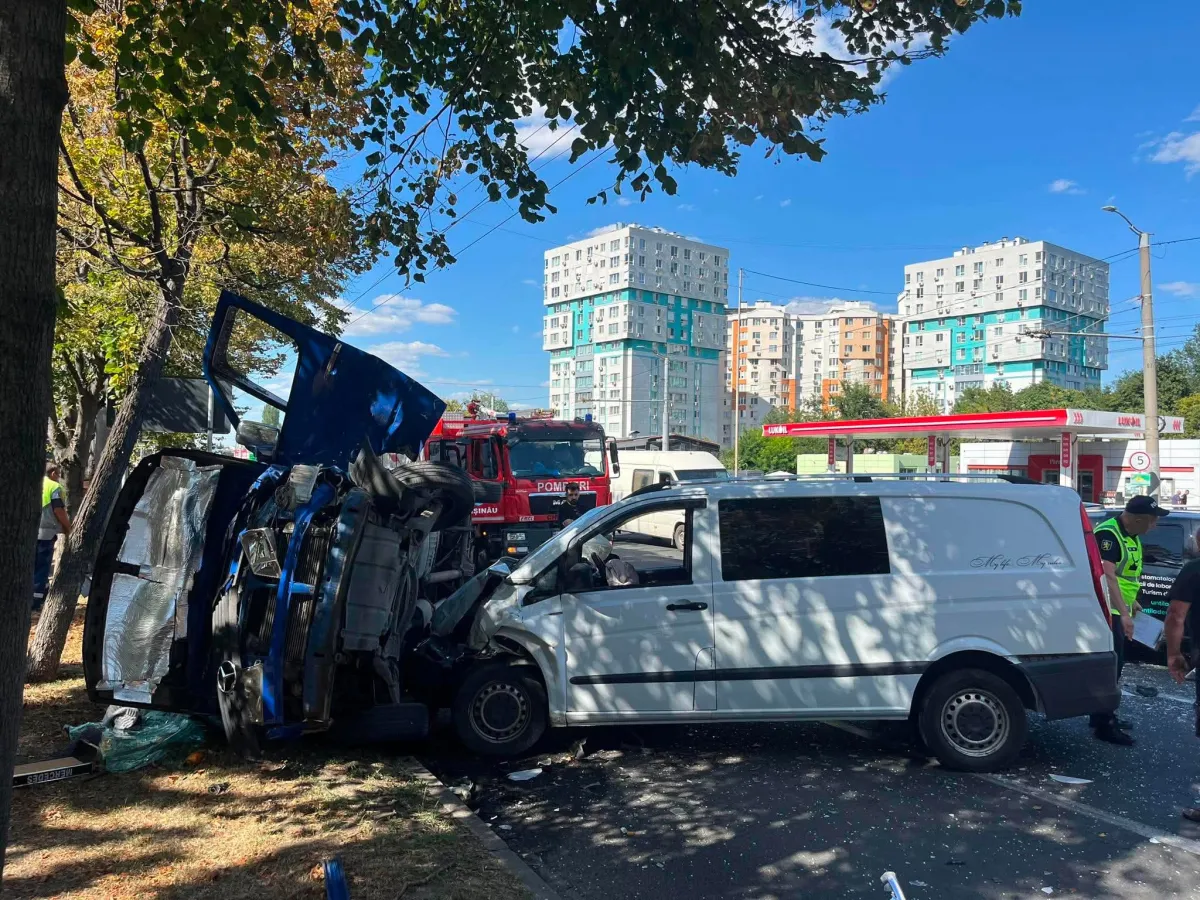 Accident în lanț pe bulevardul Dacia din capitală: două persoane au ajuns la spital, iar mai multe mașini au fost avariate. Echipele de intervenție, la locul impactului - FOTO/VIDEO