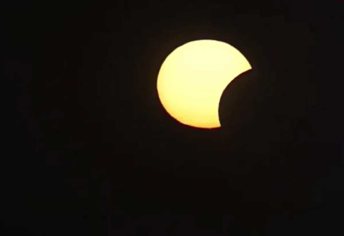 Eclipsa de Soare, spectacol pe cer în România: o treime din discul solar a fost acoperită, iar fenomenul a fost urmărit cu sufletul la gură - VIDEO