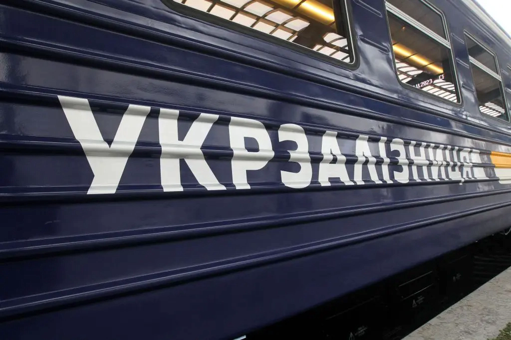 Atac cu dronă asupra unui tren cu 317 de oameni în regiunea Odesa: locomotiva a fost lovită, iar mecanicul și ajutorul său au murit - VIDEO