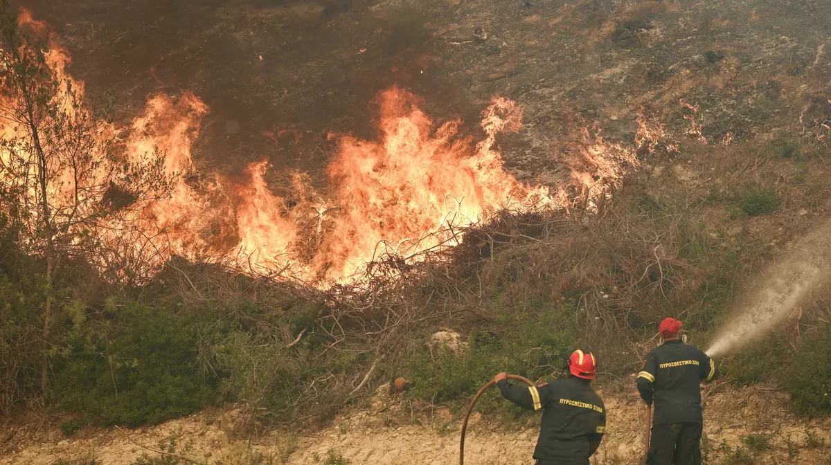 Flăcările au băgat spaima în turiștii din Halkidiki: 20 de hoteluri și mai multe locuințe, evacuate după ce incendiul s-a apropiat de zonele de plajă - VIDEO