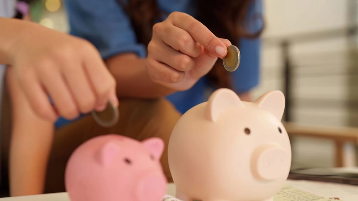Tinerii din Moldova vor să știe cum să-și gestioneze banii, dar cunoștințele financiare îi dau de gol: doar 10,7% au răspuns corect la toate întrebările unui studiu - VIDEO